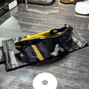 Limited Edition - Oakley Radar Path - Livestrong Edition